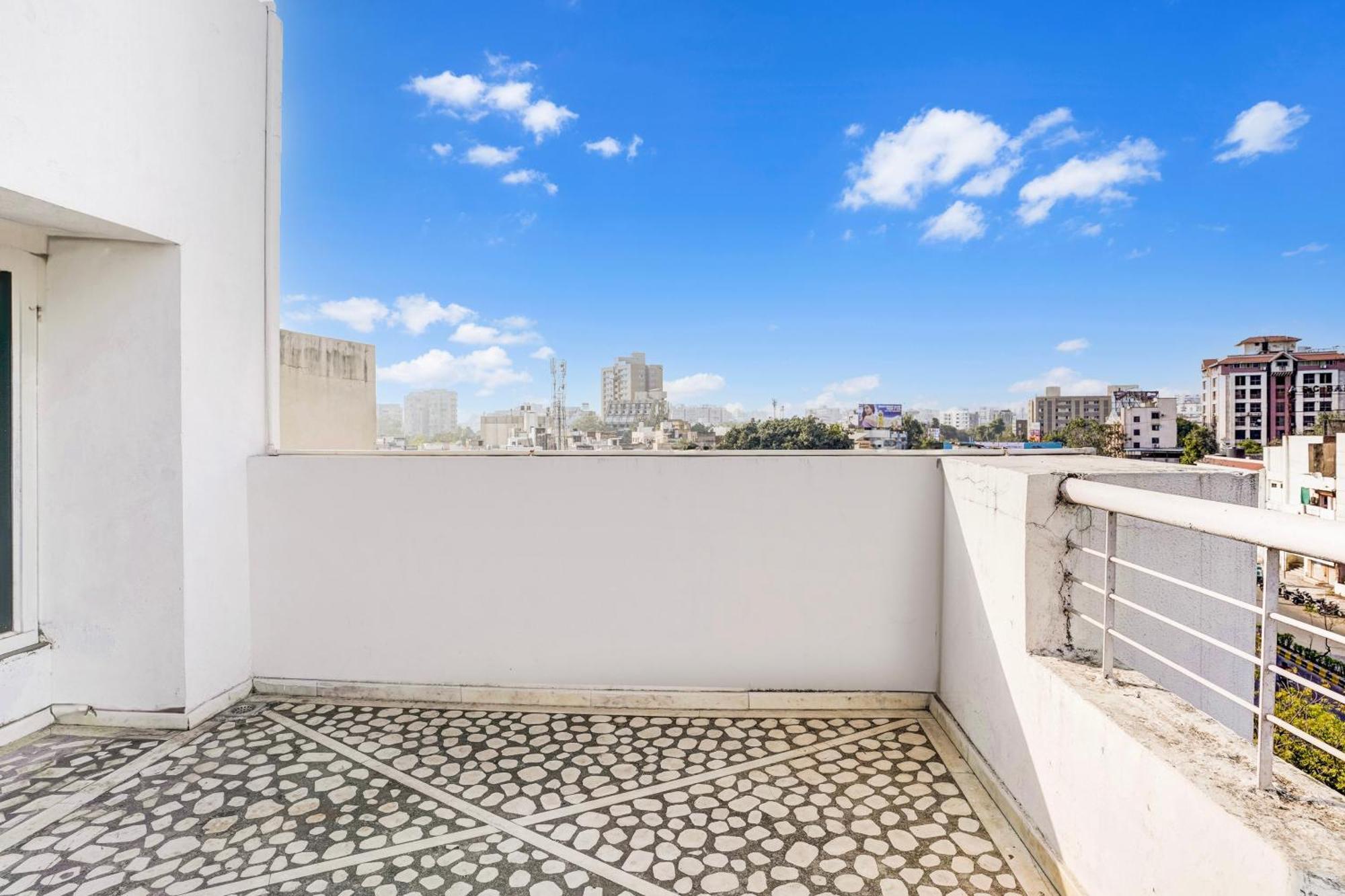 אחמדאבאד Super Collection O Ashram Road Near Sardar Bridge Formerly Hotel Apple Inn מראה חיצוני תמונה